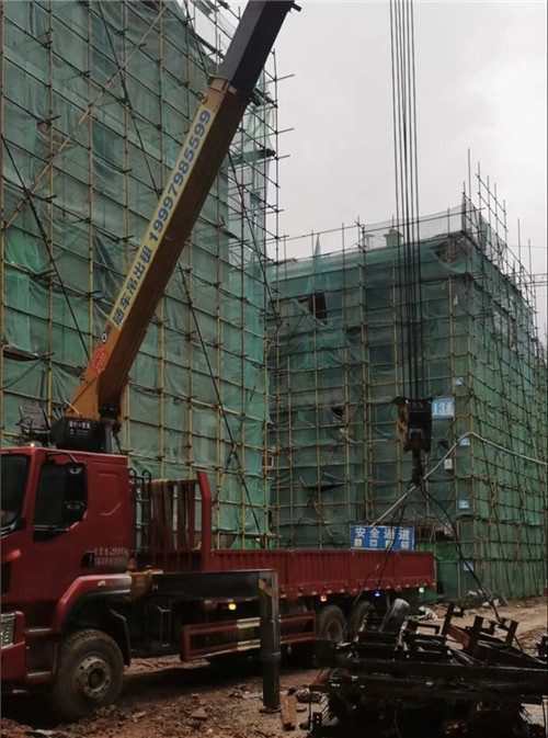 筠连县“慢工细活”—— 吊车的 “微动控制” 技术